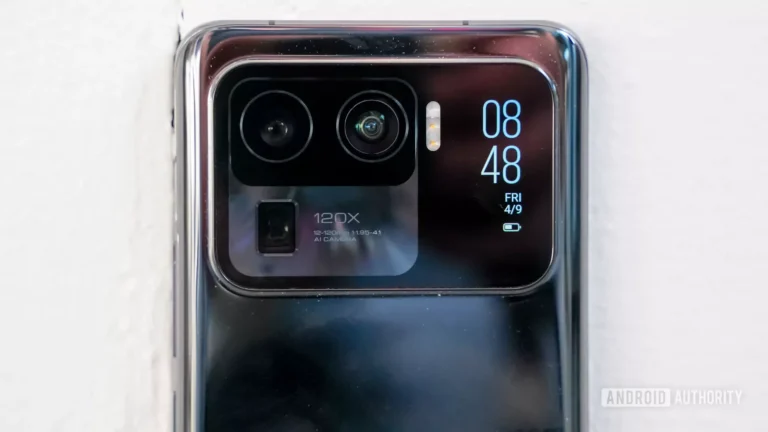 Xiaomi-Mi-11-Ultra-rear-display-closeup.jpg