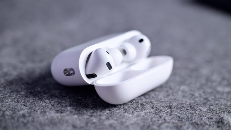 65094-135935-AirPods-Pro-3-in-case-on-felt-xl