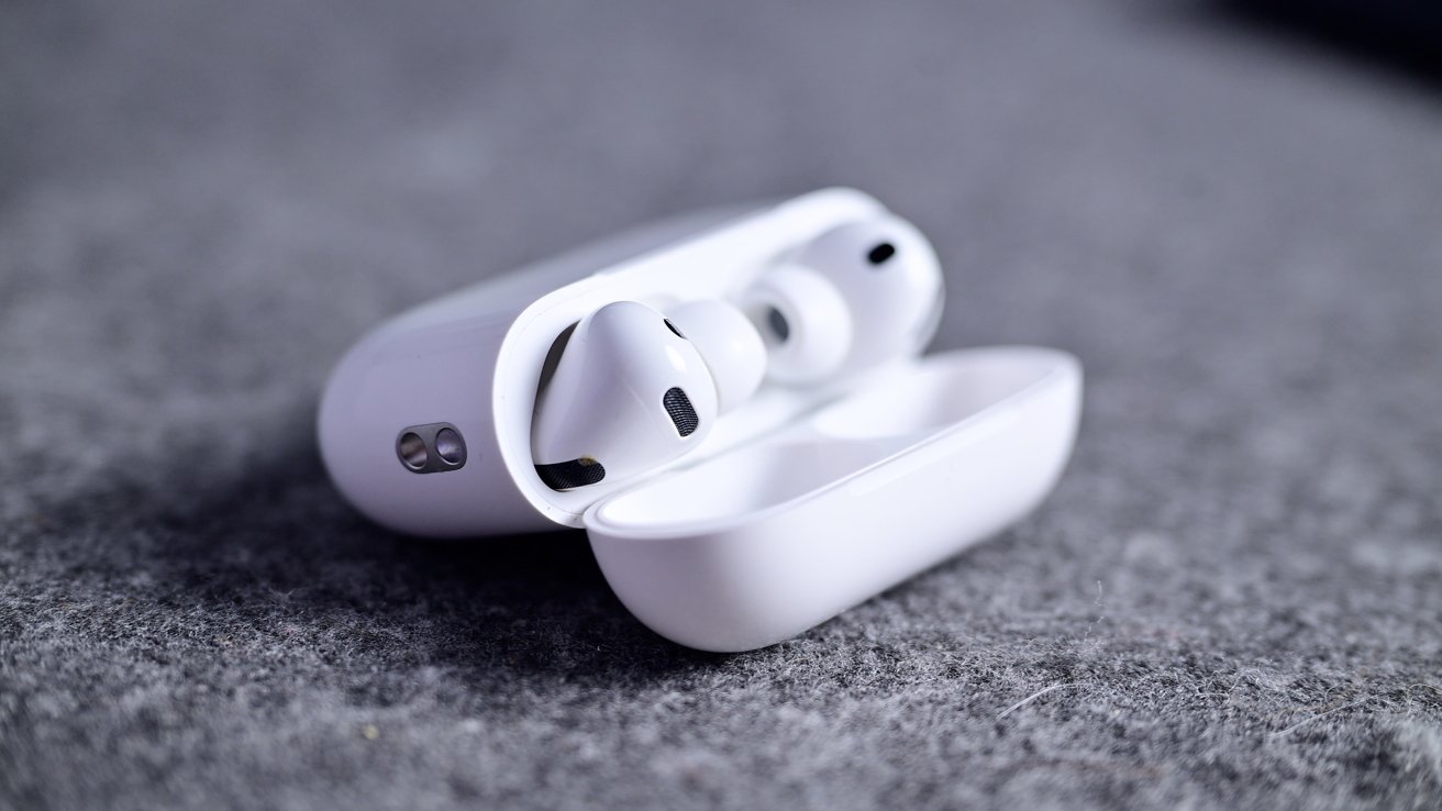 65094-135935-AirPods-Pro-3-in-case-on-felt-xl