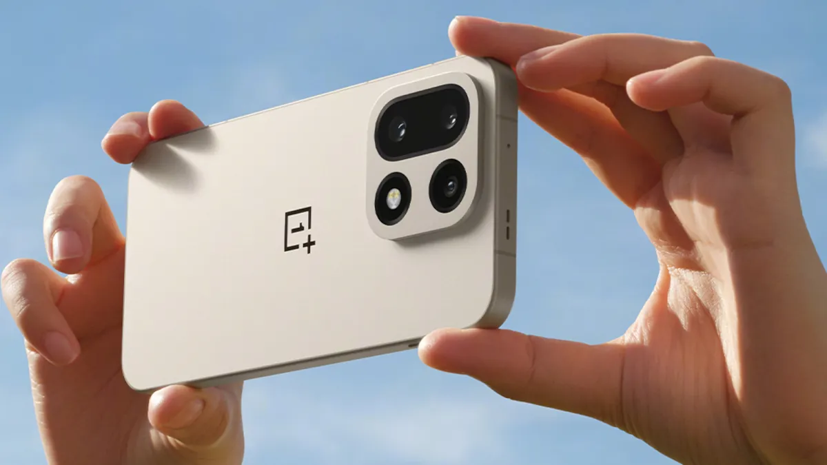 OnePlus-15-in-hand-taking-a-photo.jpg