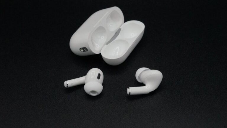 65745-137696-64329-134042-50478-99481-AirPods-Pro-2-with-case-xl-xl-xl