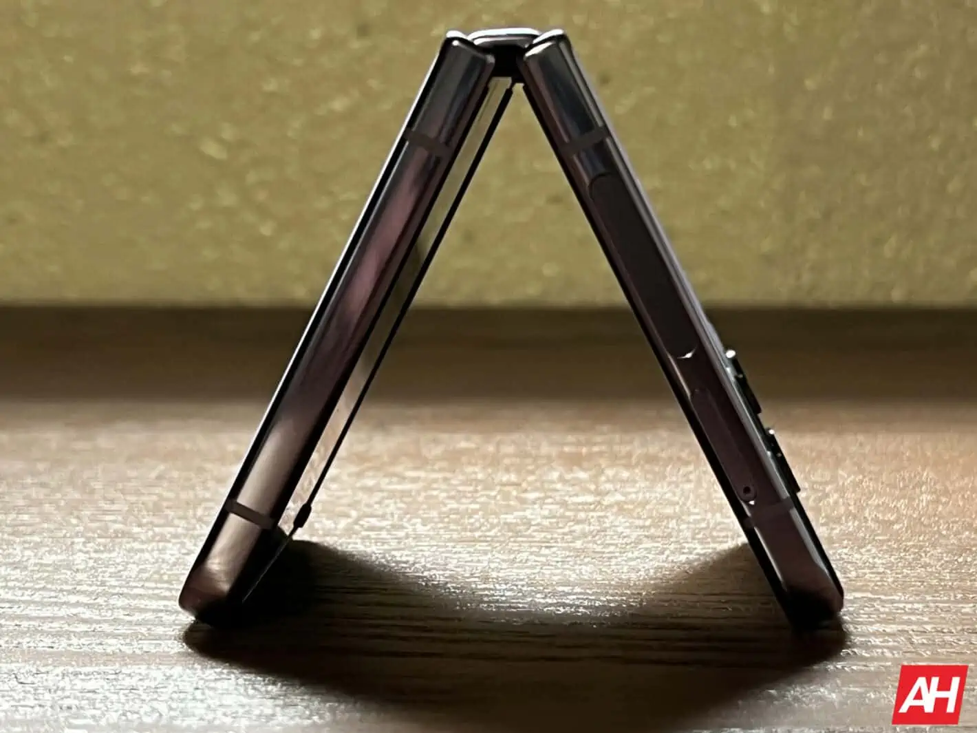 Samsung-Galaxy-Z-Flip-4-AM-AH-13-1420x1065