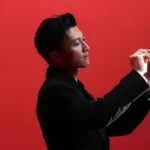 Honor-Magic-V6-Erste-Bilder-zeigen-ultraduennes-Foldable-in-dunkelrot-q82-w480-h