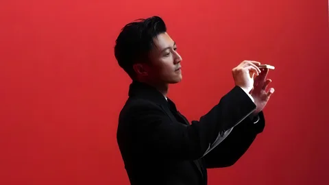 Honor-Magic-V6-Erste-Bilder-zeigen-ultraduennes-Foldable-in-dunkelrot-q82-w480-h